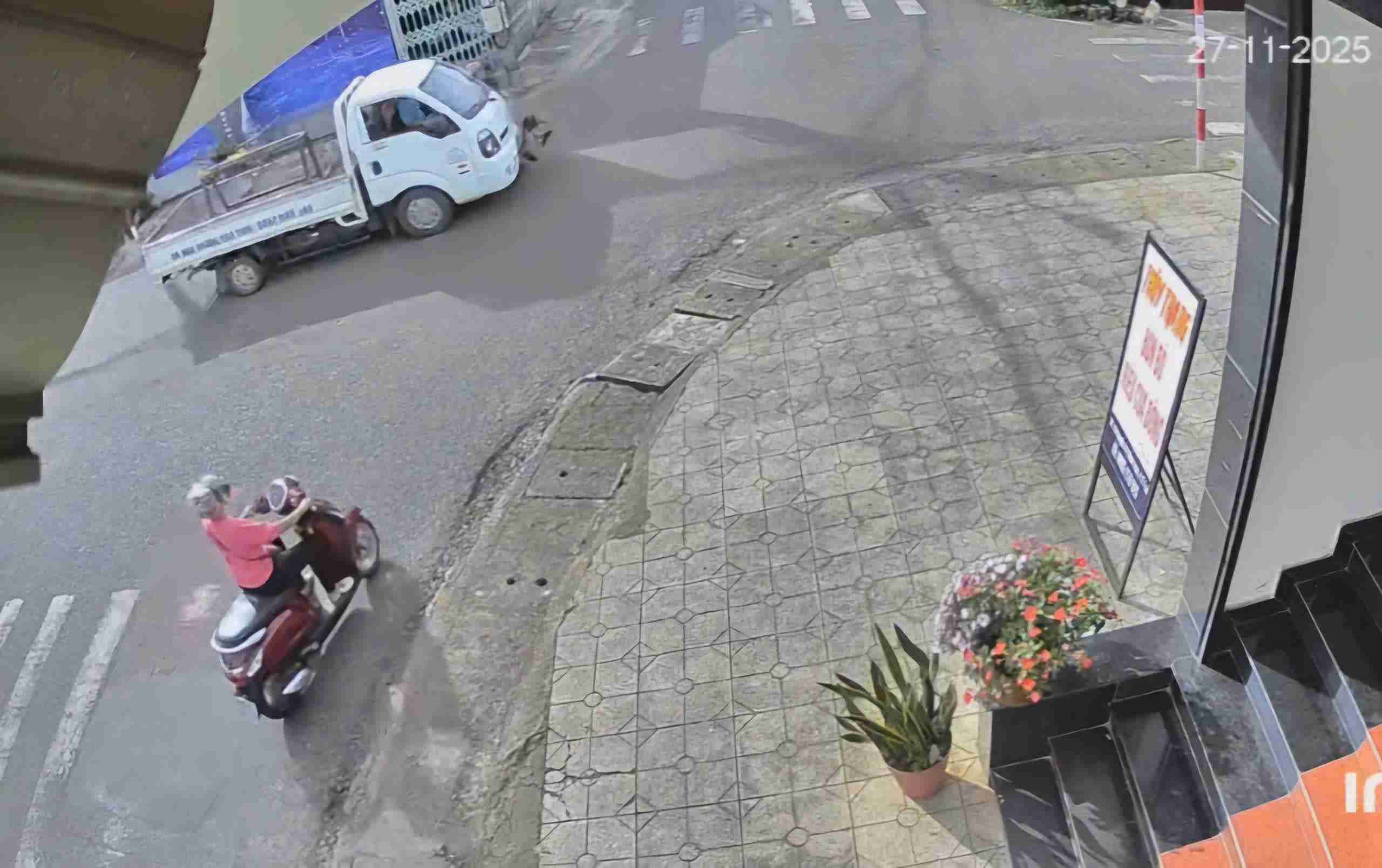 Thoi diem xe tai tong truc dien vao xe dap dien khien 3 thieu nien bi thuong. Anh: Cat tu Clip