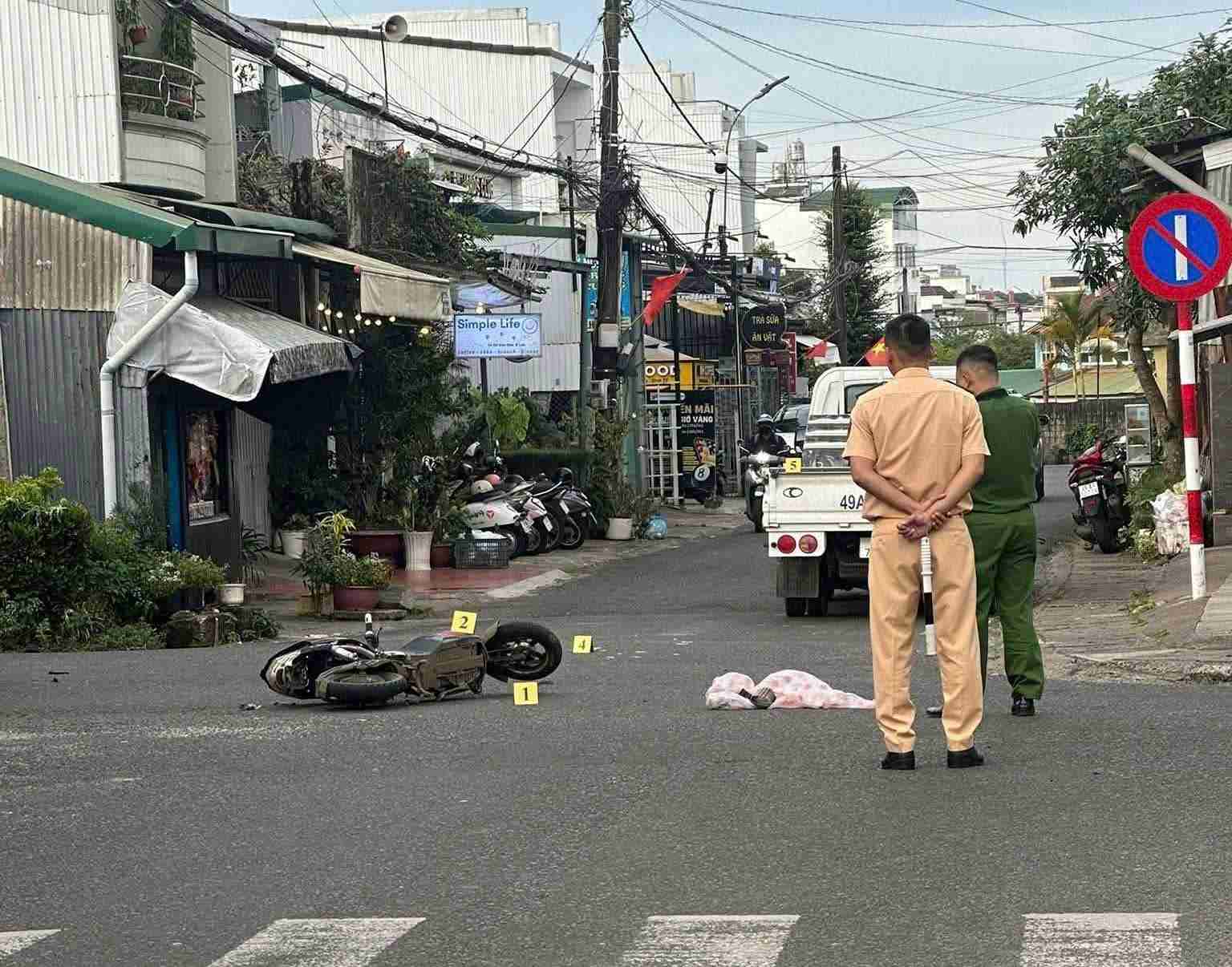 Co quan chuc nang kham nghiem hien truong vu tai nan. Anh: Phuc Khanh