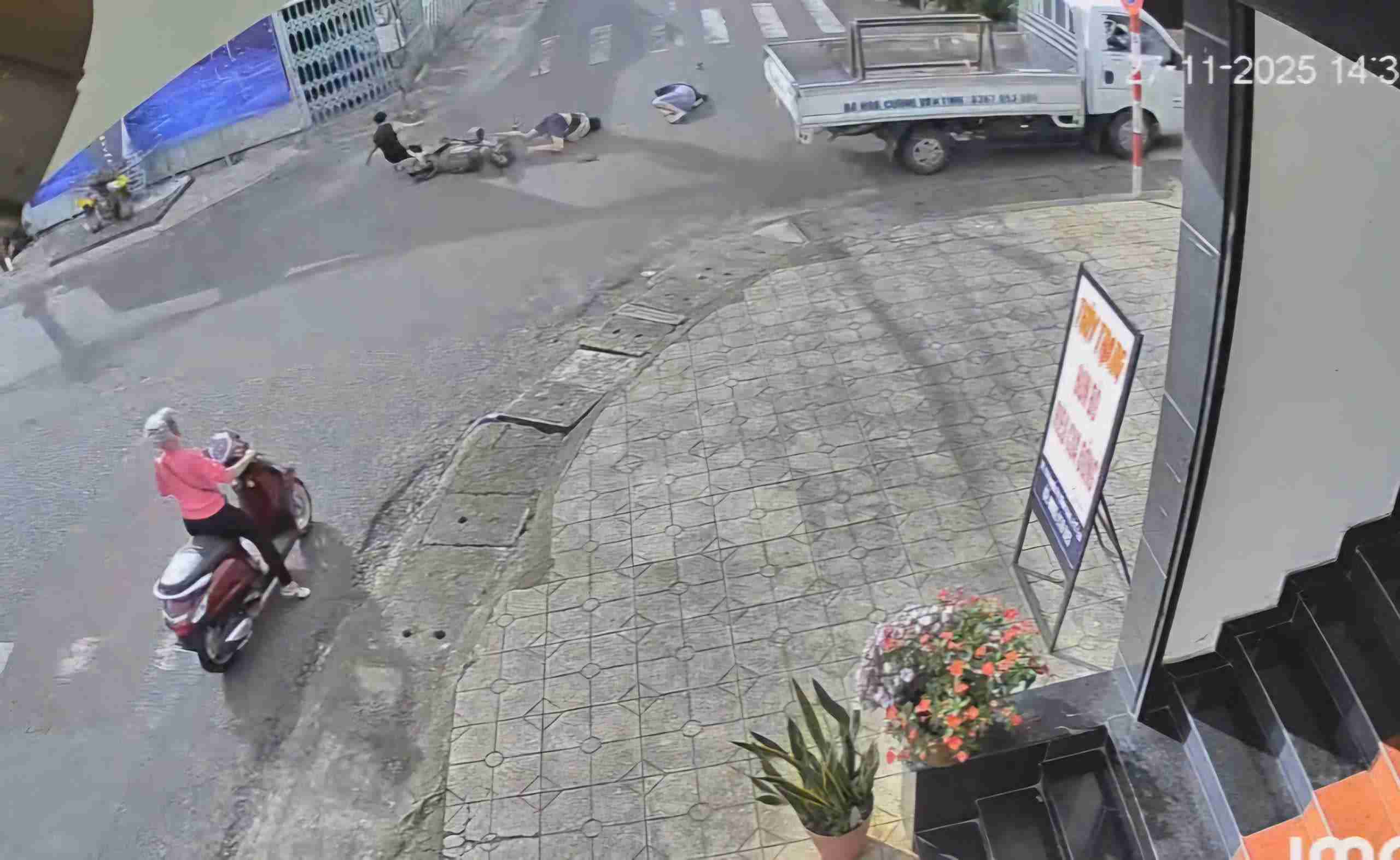 ラムドン省で3人の少年が負傷したトラックと電動自転車の衝突事故現場。写真:クリップから切り取る