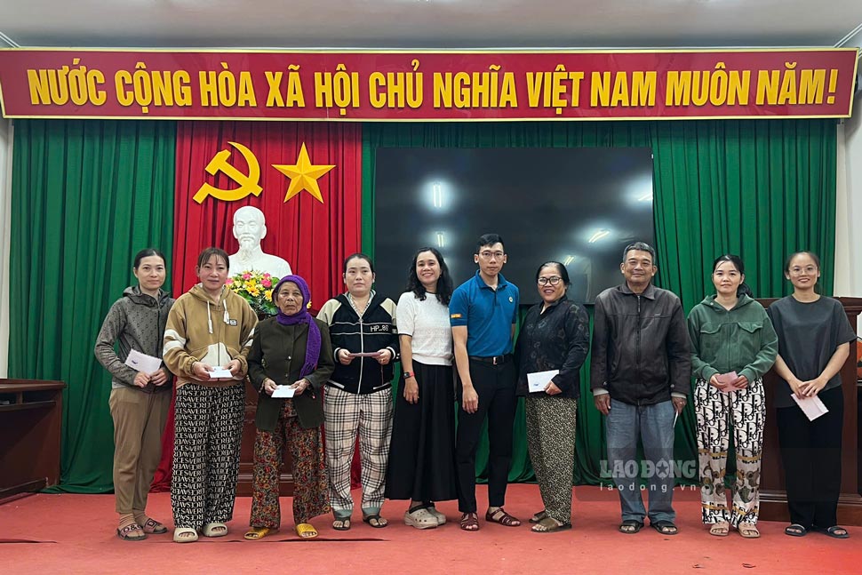 Nguoi dan phan khoi khi duoc su quan tam cua Quy Xa hoi tu thien Tam long Vang Lao Dong - Bao Lao Dong. Anh: Hoai Phuong