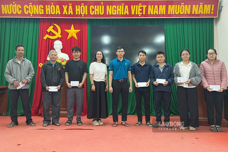 Nhung phan qua giup nguoi dan som tai thiet cuoc song. Anh: Hoai Phuong