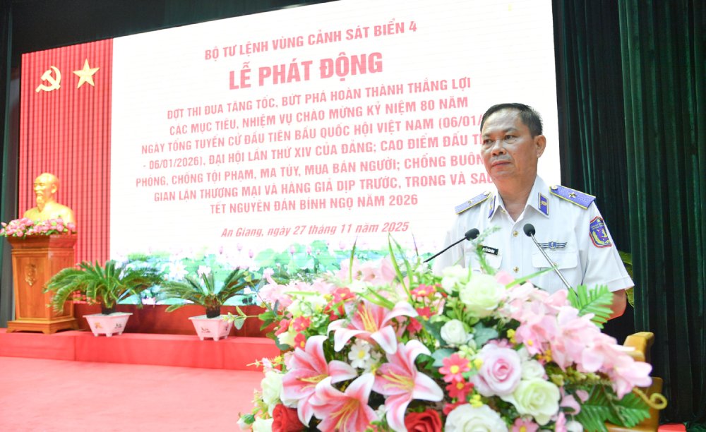 Thieu tuong Nguyen Van Dung - Bi thu Dang uy, Chinh uy, Chu tich Hoi dong Thi dua - khen thuong Bo Tu lenh Vung Canh sat bien 4 phat bieu tai buoi le. Anh: Duc Thai