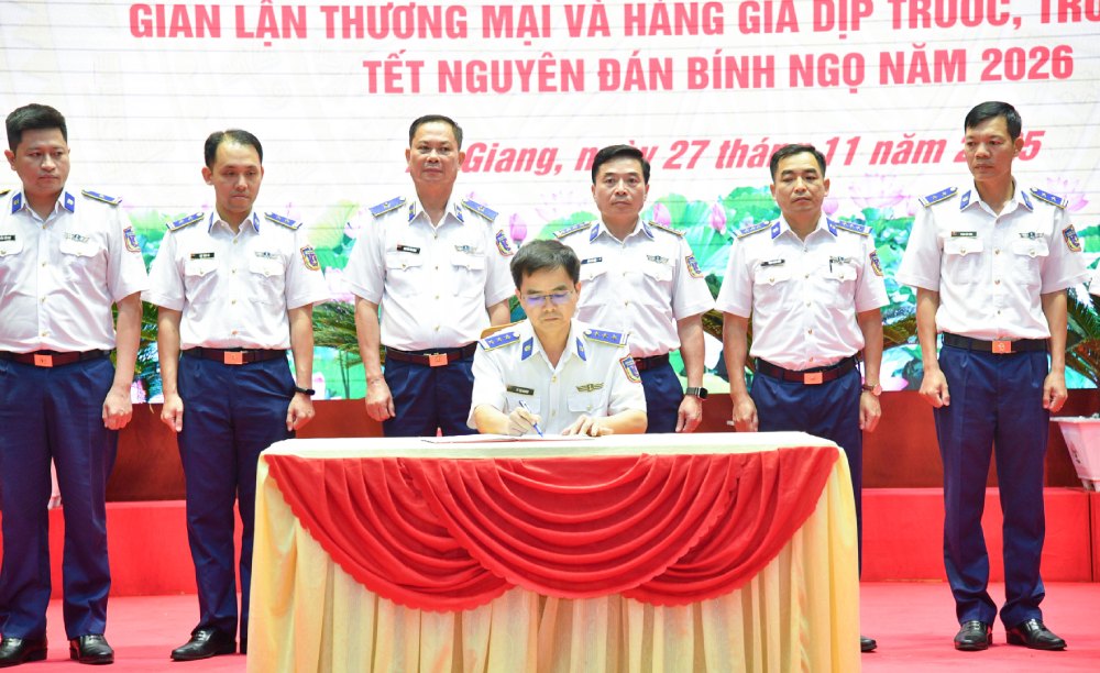 Representatives of agencies and units signing emulation agreements. Photo: Duc Thai