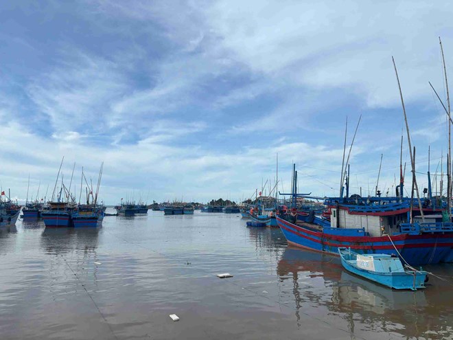 Boats in Dak Lak anchored in a safe place to avoid the storm. Photo: Minh Chien.