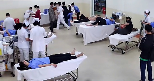 중독 의심 환자가 호치민시 혹몬 지역 종합병원에서 응급 치료를 받고 있습니다. 사진: BVCC