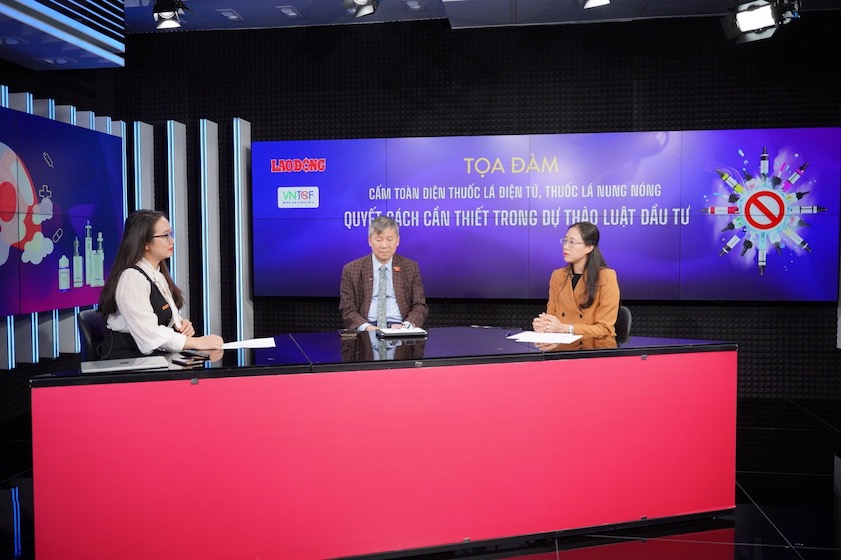 toa dam “Cam toan dien thuoc la dien tu, thuoc la nung nong - Quyet sach can thiet trong du thao Luat Dau tu. Anh: Vu Linh