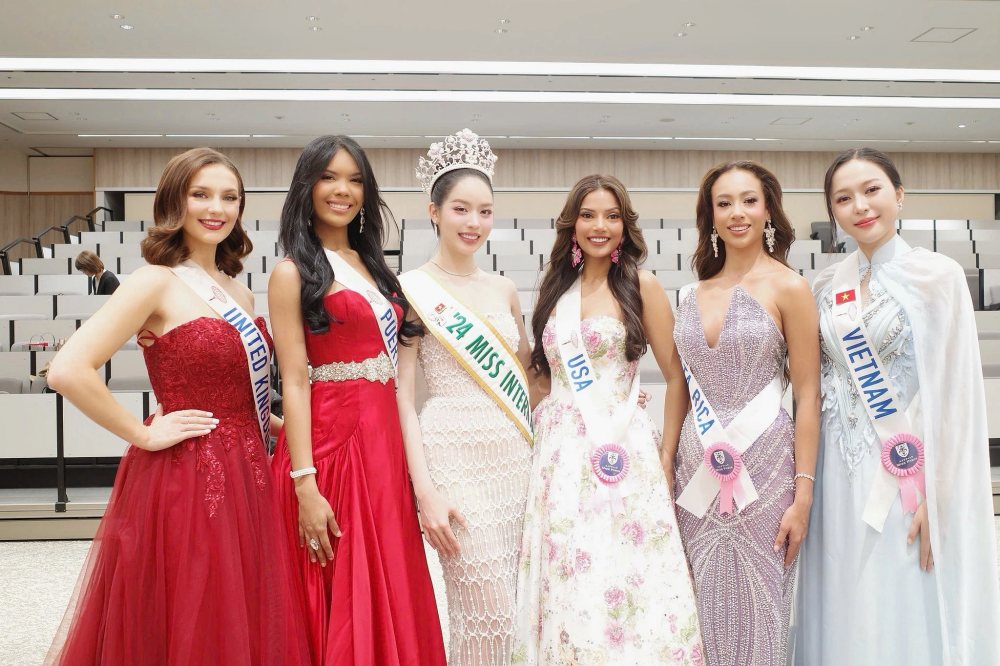 Duong kim Hoa hau Quoc te Thanh Thuy truoc khi ket thuc nhiem ky. Anh: Nhan vat cung cap.