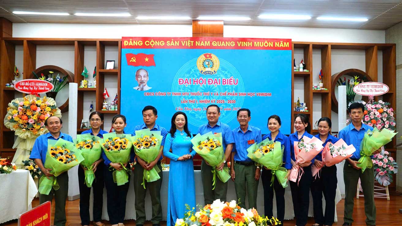 Cac dai bieu chup anh luu niem. Anh: LDLD TP Can Tho