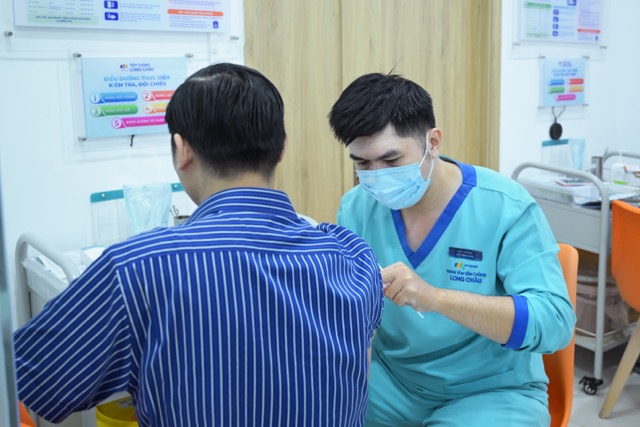High-risk groups such as children, the elderly, pregnant women and people with underlying diseases need to proactively get vaccinated against influenza. Photo: Huong Giang