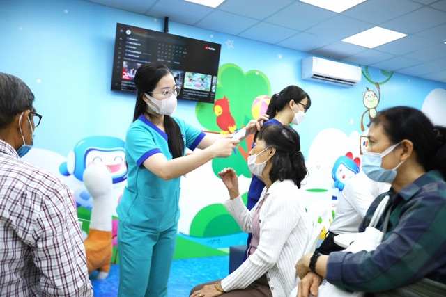 Nhieu nguoi dan di tiem phong cum. Anh: Huong Giang