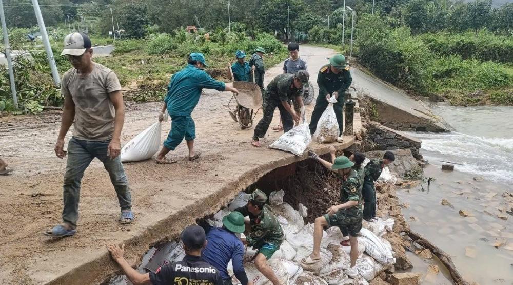 Responding to storm No. 15, the Ministry of National Defense clearly stated the requirement for units to coordinate in evacuating households in areas at high risk of landslides, flash floods, and deep flooding to safe places. Photo: Propaganda Department