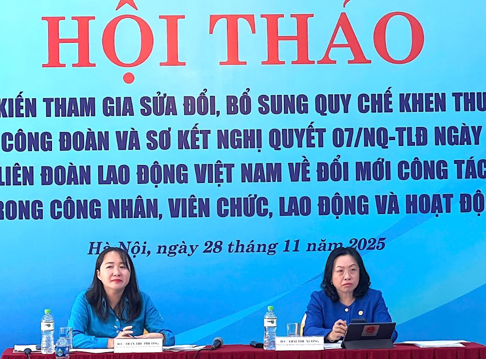 Tong LDLDVNのThai Thu Xuong副事務局長(右)が、労働組合組織の表彰規則に関する意見交換、改善に関するセミナーを主宰しました。写真:キエウ・ヴー