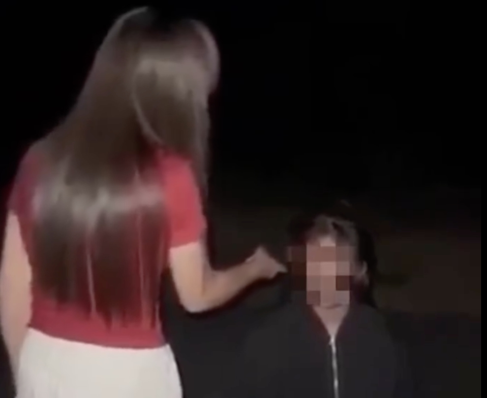 少女は集団によってひざまずかされ、髪をつかまれ、顔を平手打ちされた。写真: ティエン・ハイ