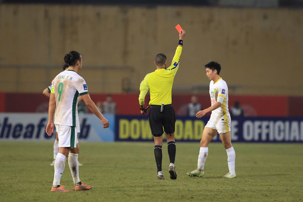 Cau thu cua Bac Kinh Quoc An nhan the do. Anh: Minh Dan