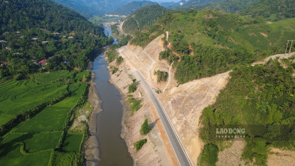 Nguoi dan mong cho duong ket noi giao thong cac tinh mien nui phia Bac som hoan thanh. Anh: Van Duc