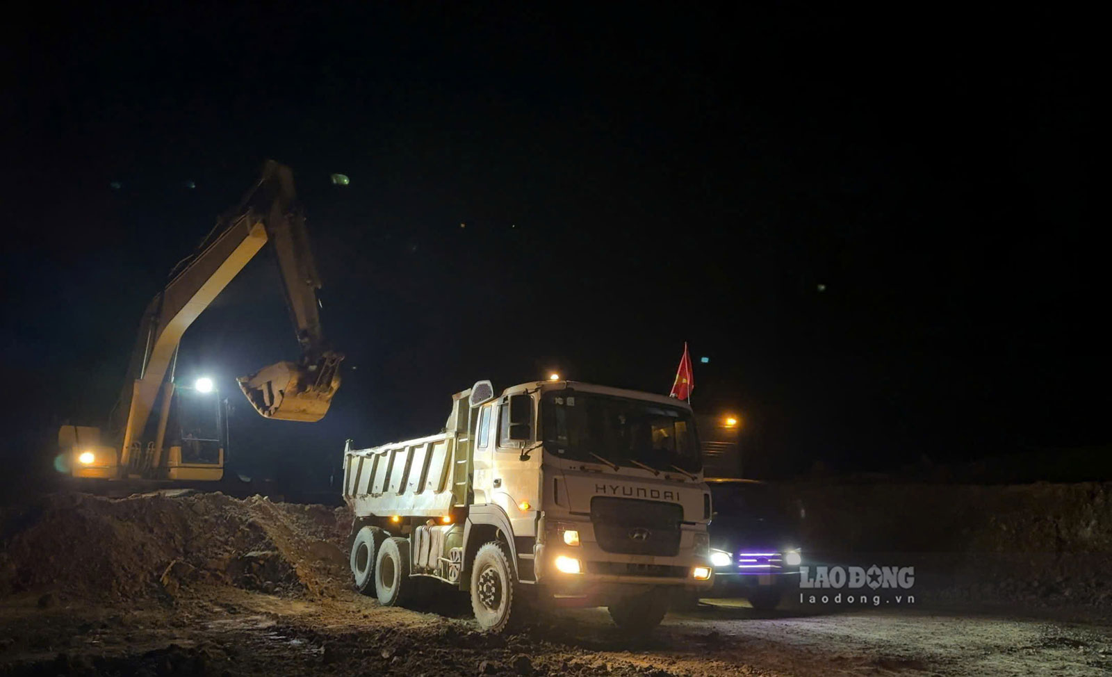 de bu tien do, cac cong nhan cung may moc duoc trien khai tang ca, tang kip. Anh: Dinh Dai