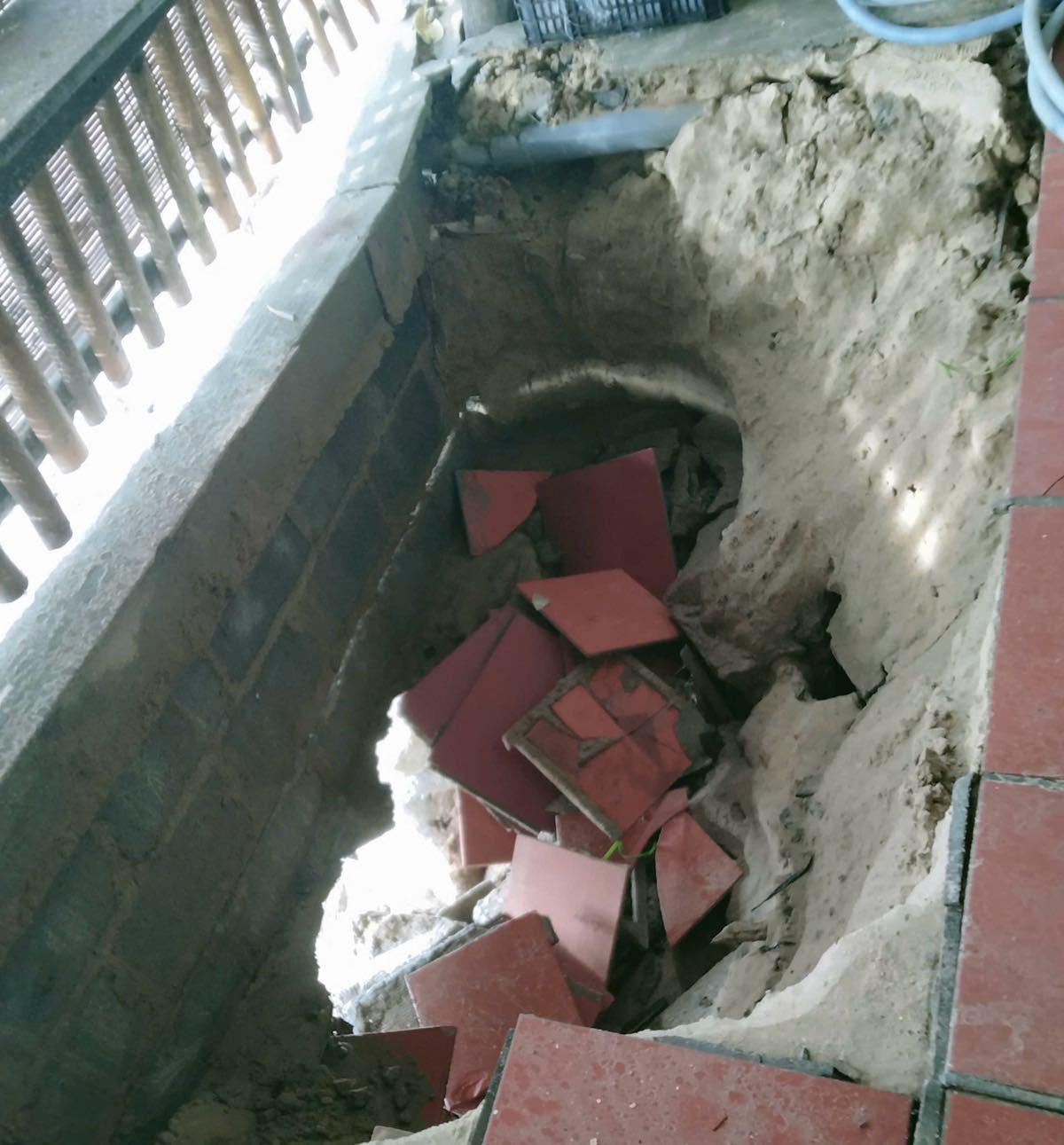 Mot vi tri nen nha dan gan ke bien bi sut lun. Anh: Duy Tuan