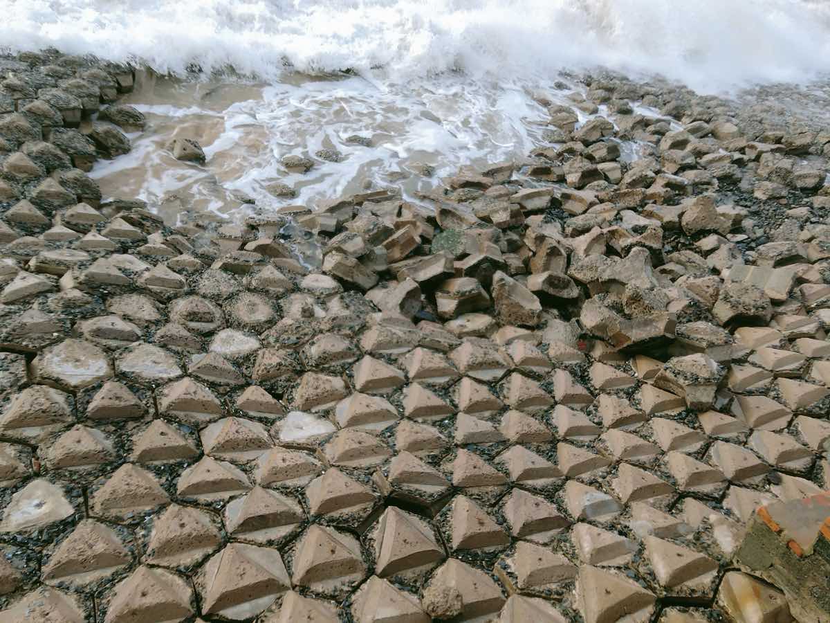 Cau kien be tong phan mai ke bi hong. Anh: Duy Tuan