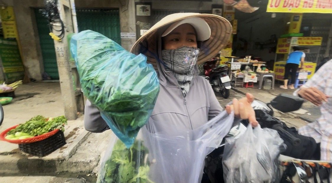Vegetable prices at traditional markets in Khanh Hoa are still increasing compared to before the flood. Photo: Phuong Linh