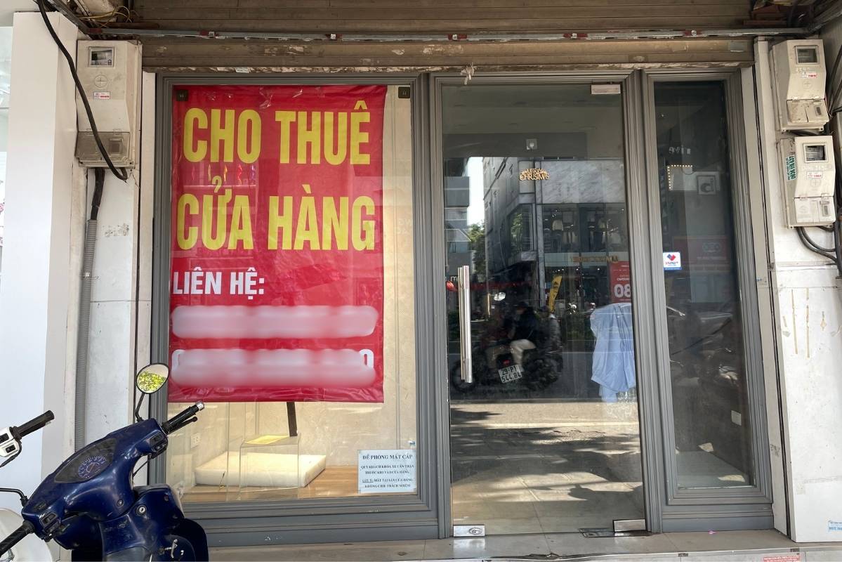 “Cho thue mat bang” xuat hien day dac tren cac con pho. Anh: Thanh Binh 