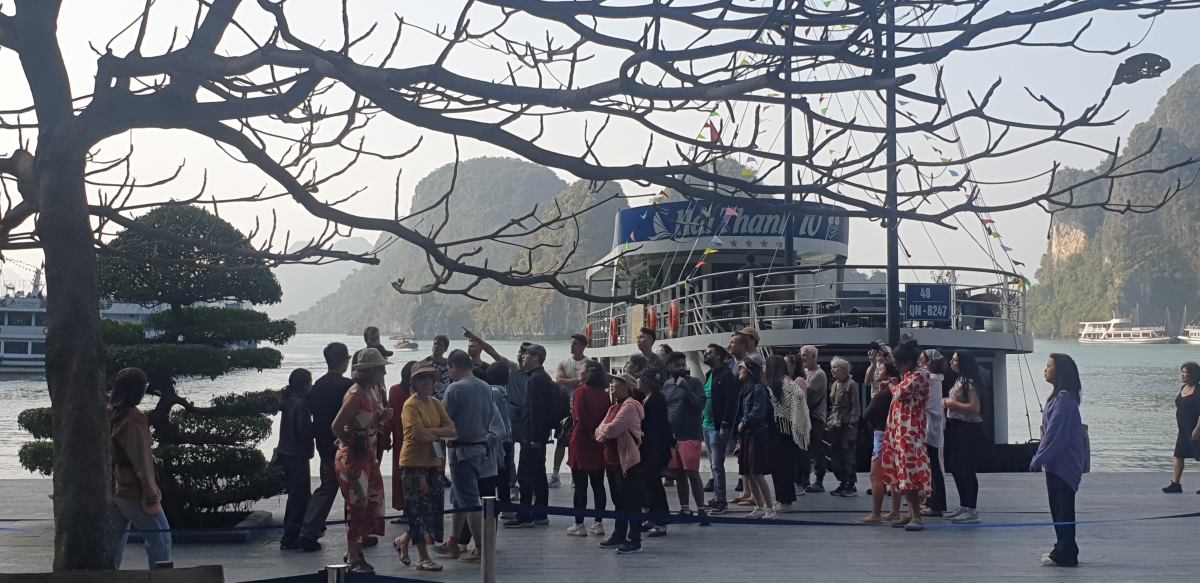 Du lich la nganh kinh te mui nhon cua Quang Ninh, nhung thu nhap cua nguoi lao dong trong linh vuc nay chua cao. Anh: Nguyen Hung