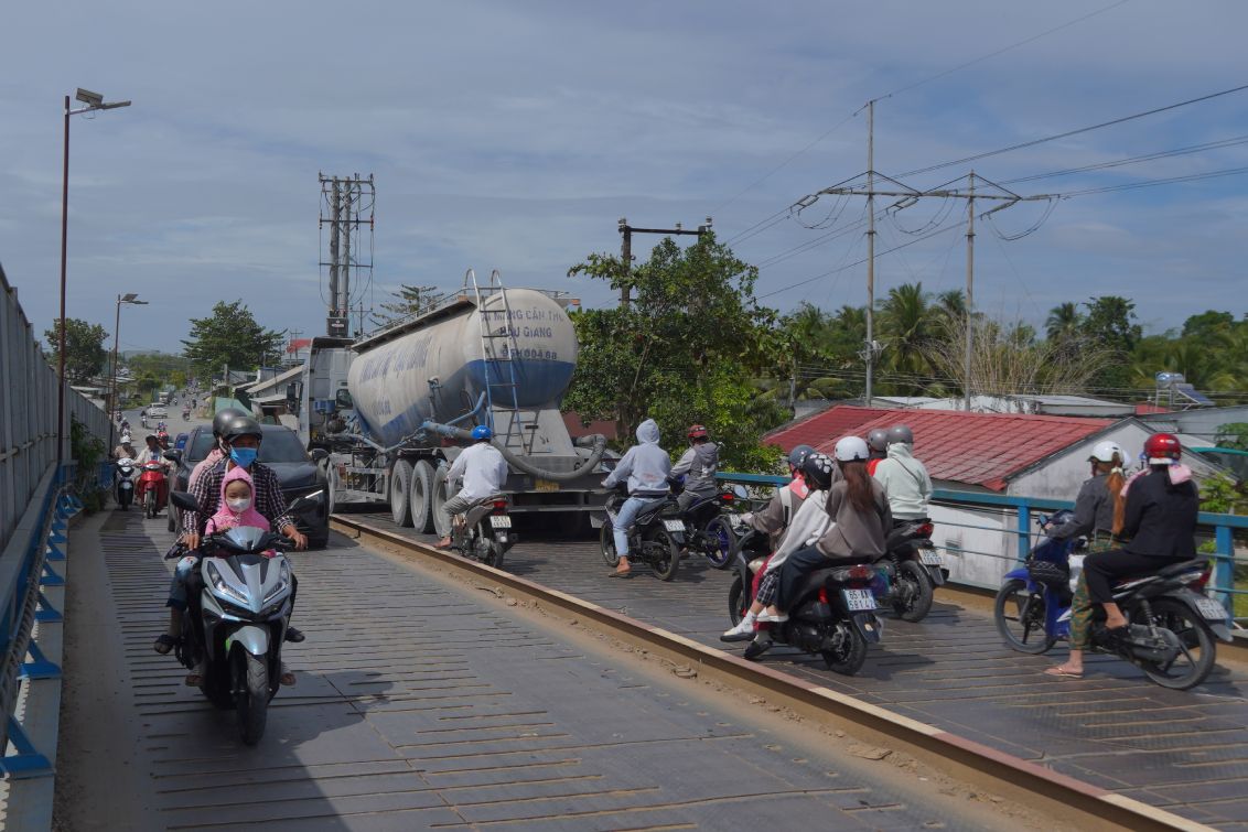 Mat cau nho hep nhung phai khai thac cung luc nhieu loai phuong tien. Anh: Ta Quang