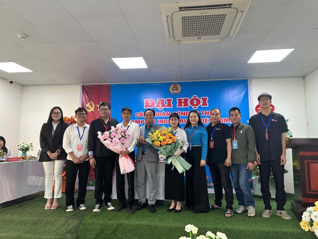 Representantes de la Federacion Laboral de la provincia de Bac Ninh entregan flores y entregan la Decision de nombrar al Comite Ejecutivo del Sindicato de Base en el congreso. Foto: Tuyet Nhung