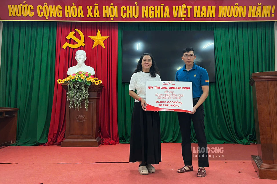 Phong vien Bao Lao Dong trao ho tro 50 trieu dong cho xa Tuy Phuoc. Anh: Hoai Phuong