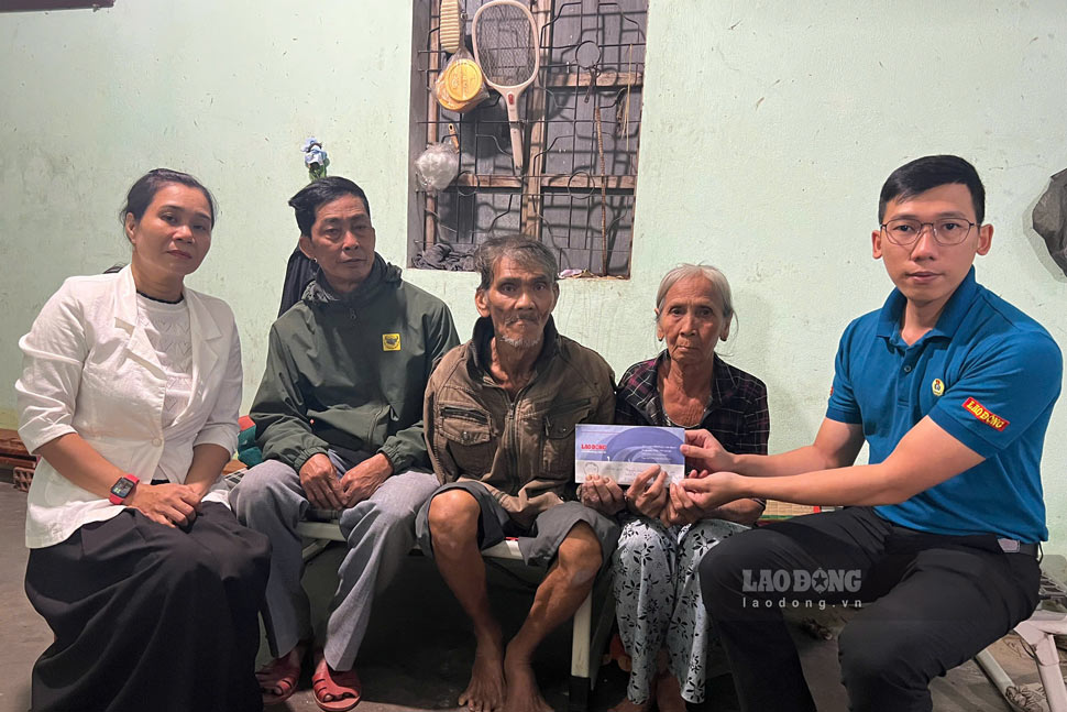 Phong vien Bao Lao Dong cung dai dien chinh quyen xa Tuy Phuoc, thon Dieu Tri trao ho tro cho gia dinh ong Hai. Anh: Hoai Phuong