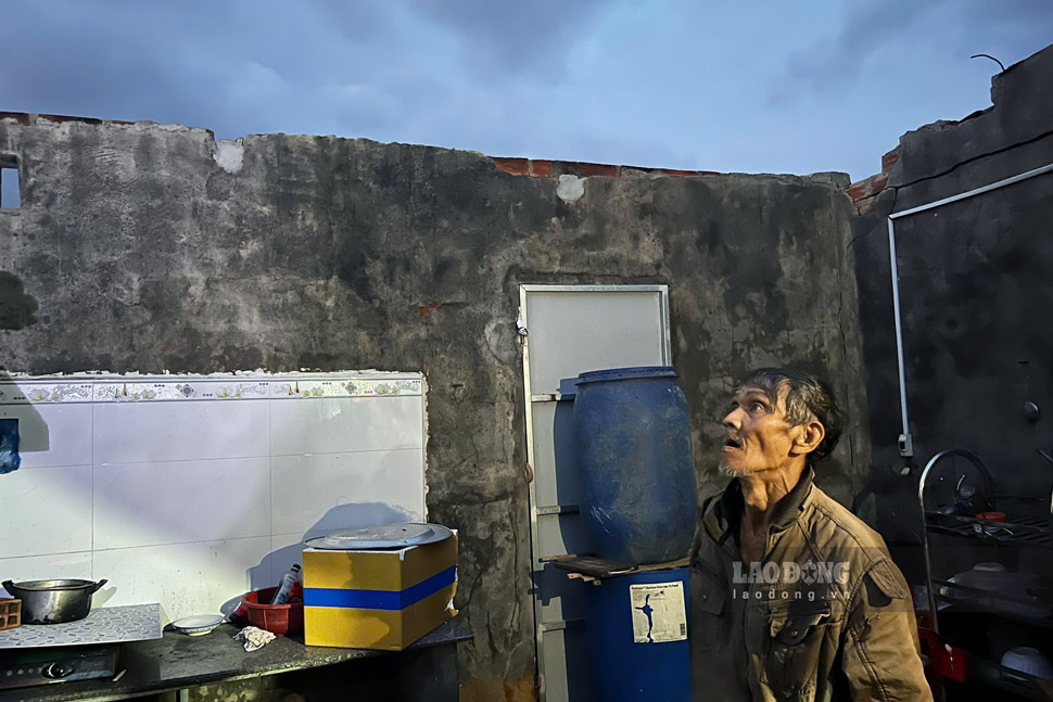 Mr. Ho Thanh Hai (born in 1956, residing in Dieu Tri village, Tuy Phuoc commune, Gia Lai) looks at the sky many nights with anxiety when he hears the news of storm No. 15 about to make landfall. Photo: Hoai Phuong