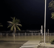 台風15号はニャチャン沿岸地域で最大5mの高波を引き起こしました。写真:Huu Long