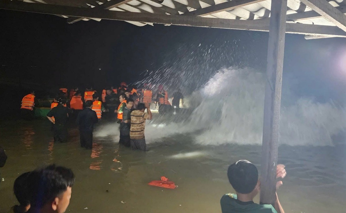 Song to danh vao ke bien Lien Huong gay ngap vao toi 27.11. Anh: Pham Duy 