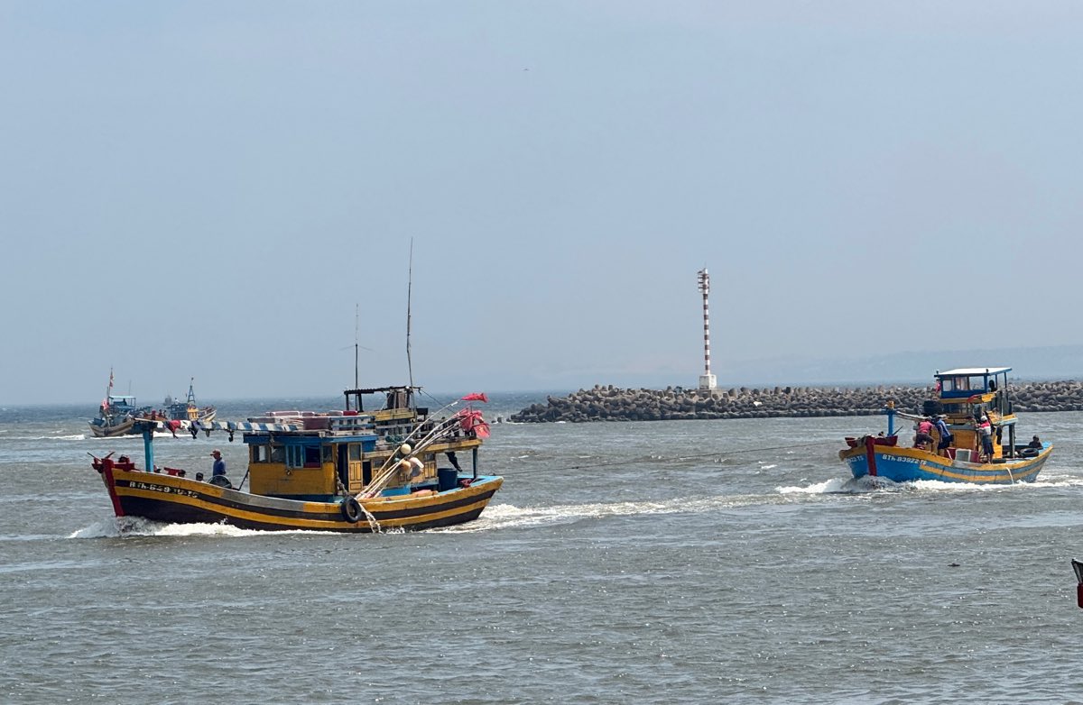 Tau thuyen vao bo tranh tru bao so 15 tai cang Phan Thiet. Anh: Duy Tuan 