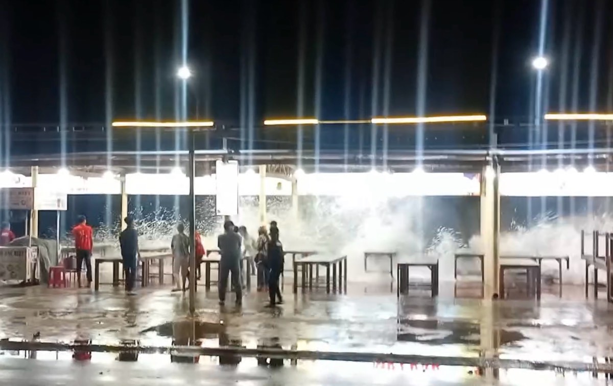 Song to danh vao cac quan hai san ven ke bien khu pho Ham Tien 1. Anh: Pham Duy 