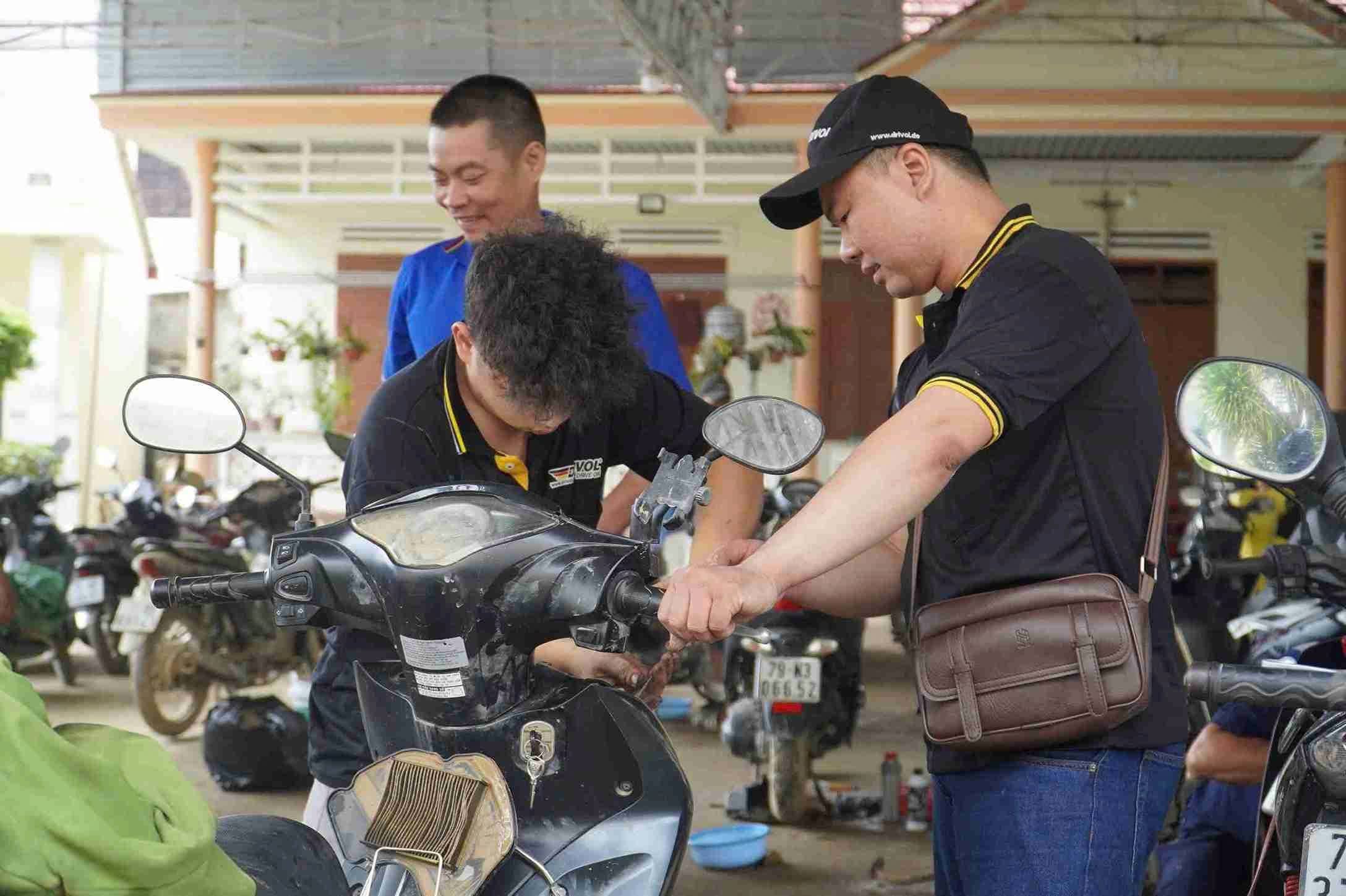 ボランティア自動車修理チームは、ニャチャンの住民を助けるために毎日活動しています.