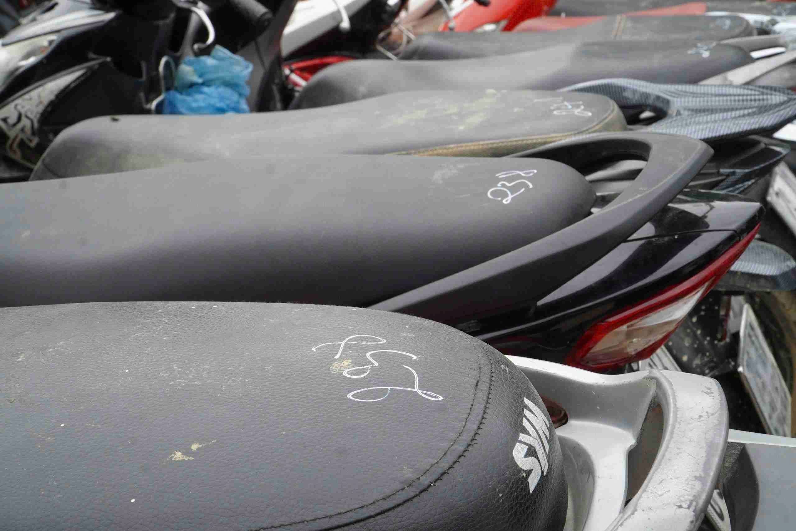 Chieu 27.11, dong nguoi tiep tuc dua xe toi cac diem sua chua khien bai giu xe qua tai. Tinh nguyen vien phai danh so xe, ghi ten va so dien thoai de thuan tien lien lac khi xe hoan thanh sua chua trong hom nay va ngay mai.  