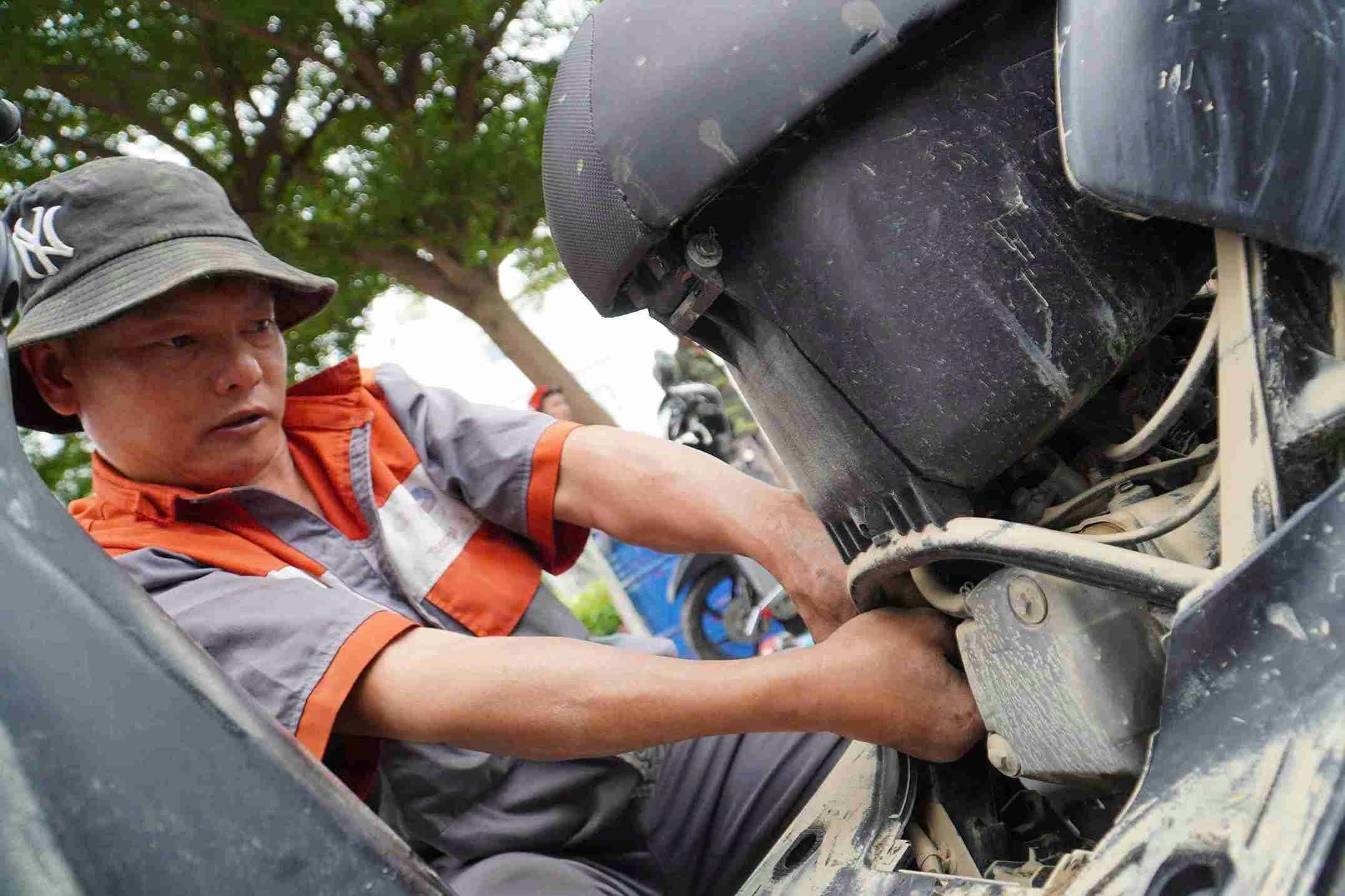 Theo cac tho sua xe, da so phuong tien bi ngap deu gap tinh trang nuoc tran vao ong po, dong co, den pha va toan bo he thong nhien lieu. Cong viec truoc mat la ve sinh, xa nuoc, thay nhot, thay bu-gi, lam sach loc gio; kiem tra he thong dien, phanh, xich, den, ac quy.  