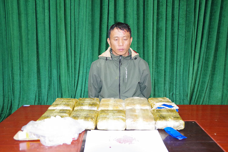 Đối tượng Thào A Pháng (trú tại xã Si Pa Phìn, tỉnh Điện Biên) và tang vật vụ án. Ảnh: Anh Dũng