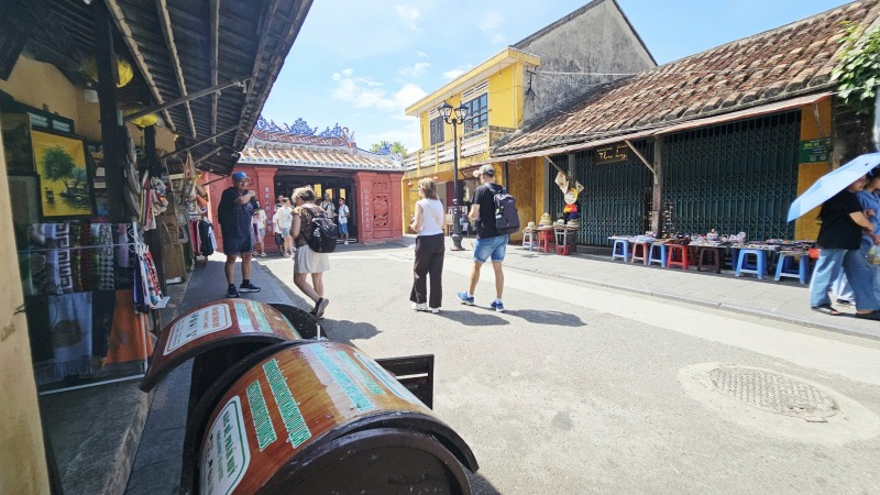 Mo hinh phan loai rac thai tai nguon gop phan giua moi truong du lich sach, than thien moi truong o pho co Hoi An, Da Nang. Anh: Nguyen Hoang