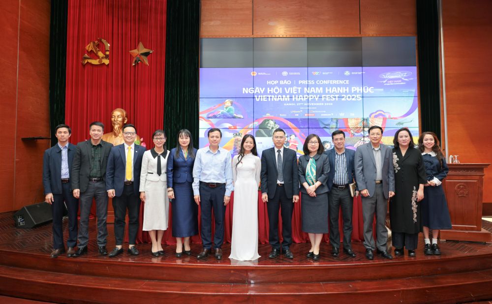 Dai dien LPBank ong Pham Quang Viet (thu 3 tu trai sang), Giam doc Marketing va Truyen thong, tham du hop bao cong bo su kien Ngay hoi Viet Nam hanh phuc 2025