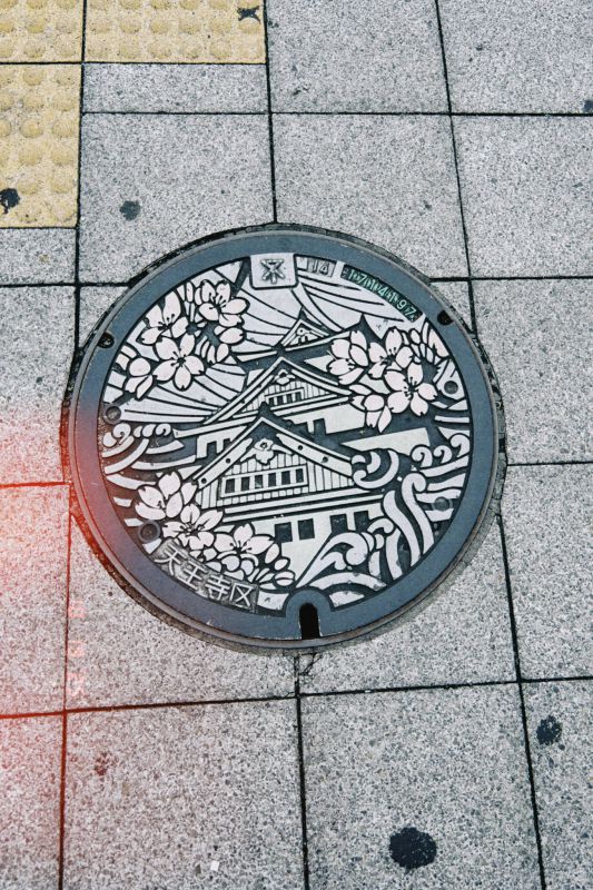 Khách du lịch có thể tìm thấy những chiếc nắp cống khắc họa nét đặc trưng về các thành phố ở Nhật Bản. Ảnh: Phương Linh