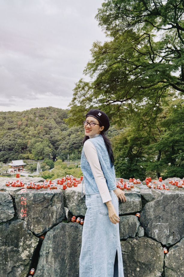 Check-in cùng búp bê Daruma. Ảnh: Phương Linh