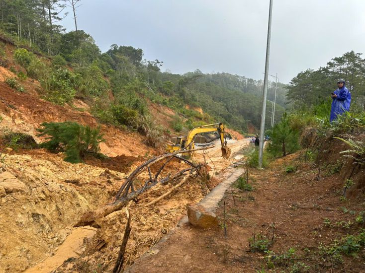 Quang Ngai 지방의 국도 24호선에서 산사태가 자주 발생합니다. 사진: Vien Nguyen
