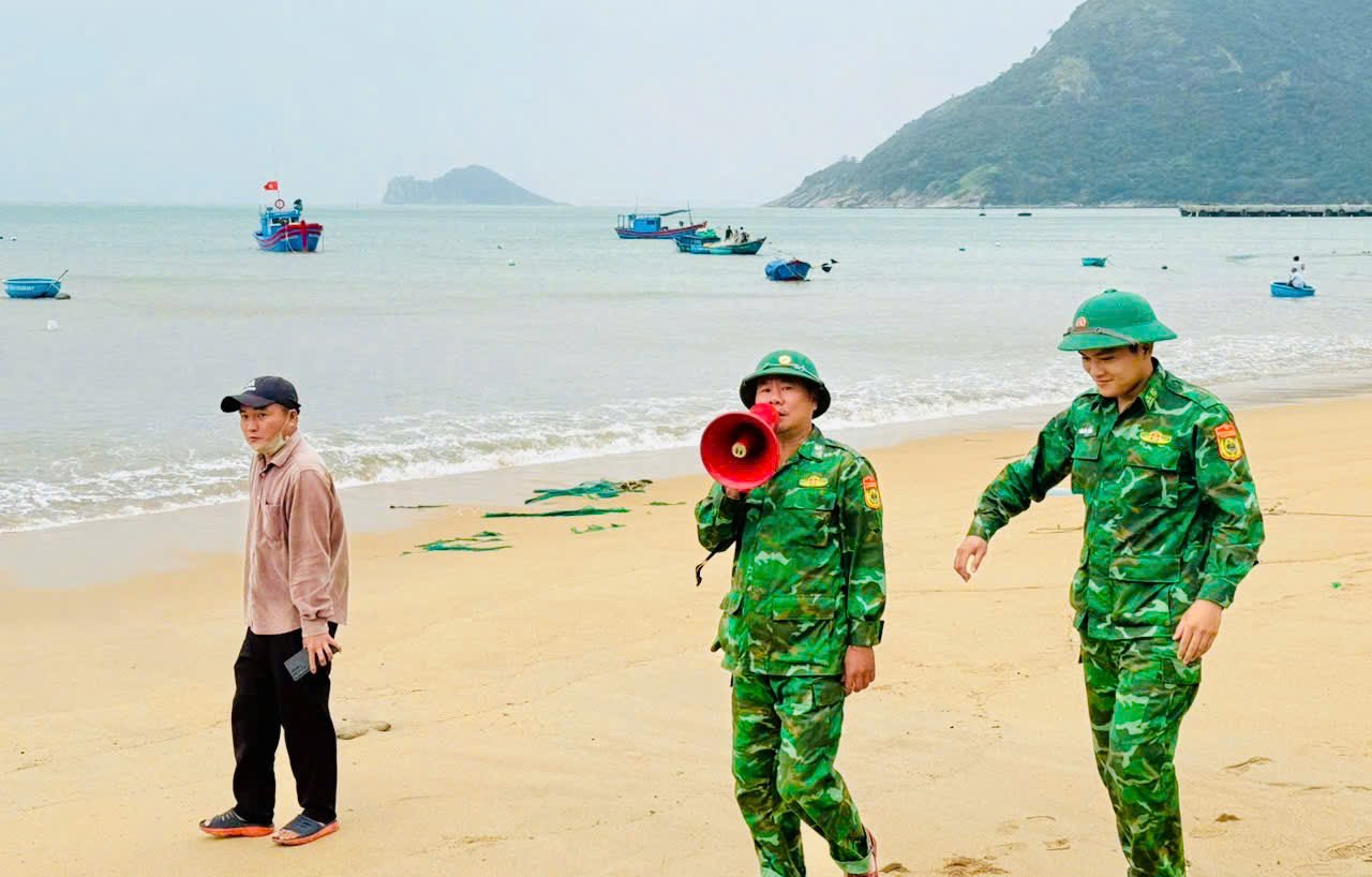 Bo doi bien phong keu goi nguoi dan ven bien chu dong tru tranh bao so 15. Anh: Van Vien