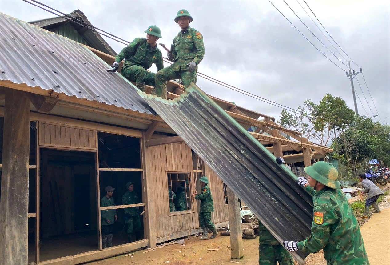 ダナンの山間部で暴風雨15号の前に人々を避難させ、地滑りの危険性が高い地域の家屋を安全な場所に移動させる兵士ら。写真：グエン・タン