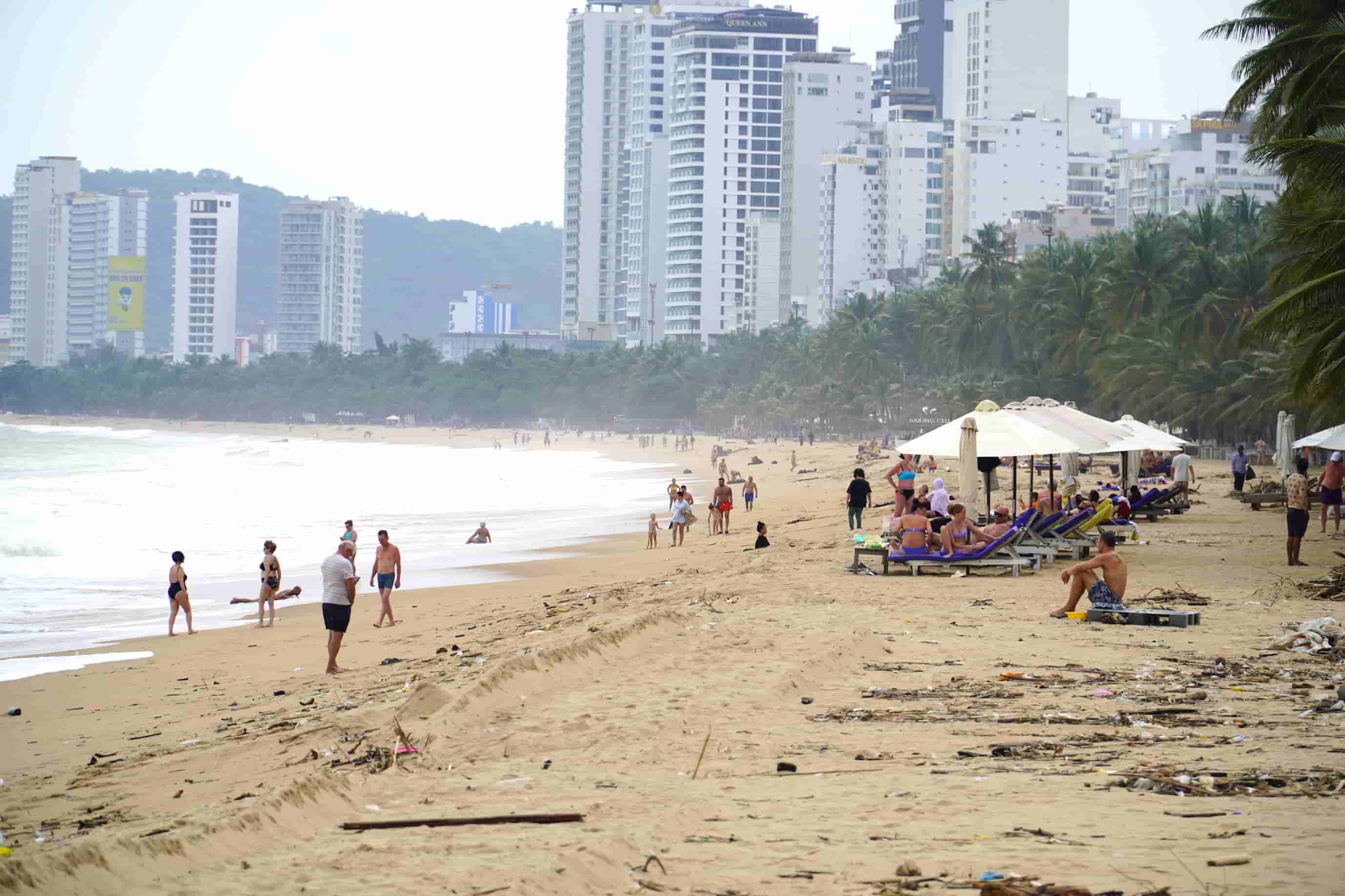 Nho no luc don rac cua cong dong, den nay duong bo bien Nha Trang da duoc sach se. Anh: Huu Long