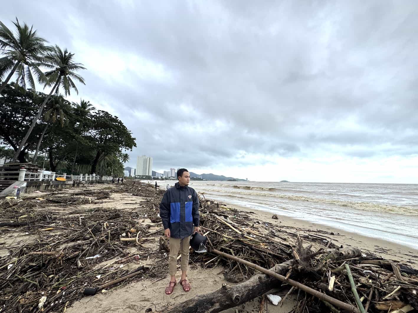 Hinh anh hang ngan tan rac tap vao bo bien Nha Trang sau tran mua lu lich sua vua qua. Anh: Huu Long