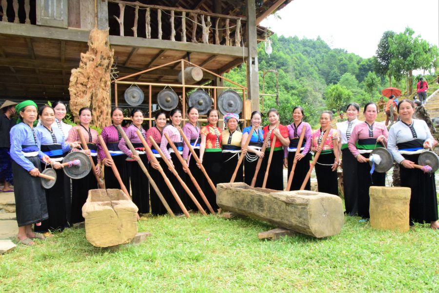 Swallowing and saw-throwing is a unique folk art of the Muong ethnic group in Phu Yen. Photo: Truong Son
