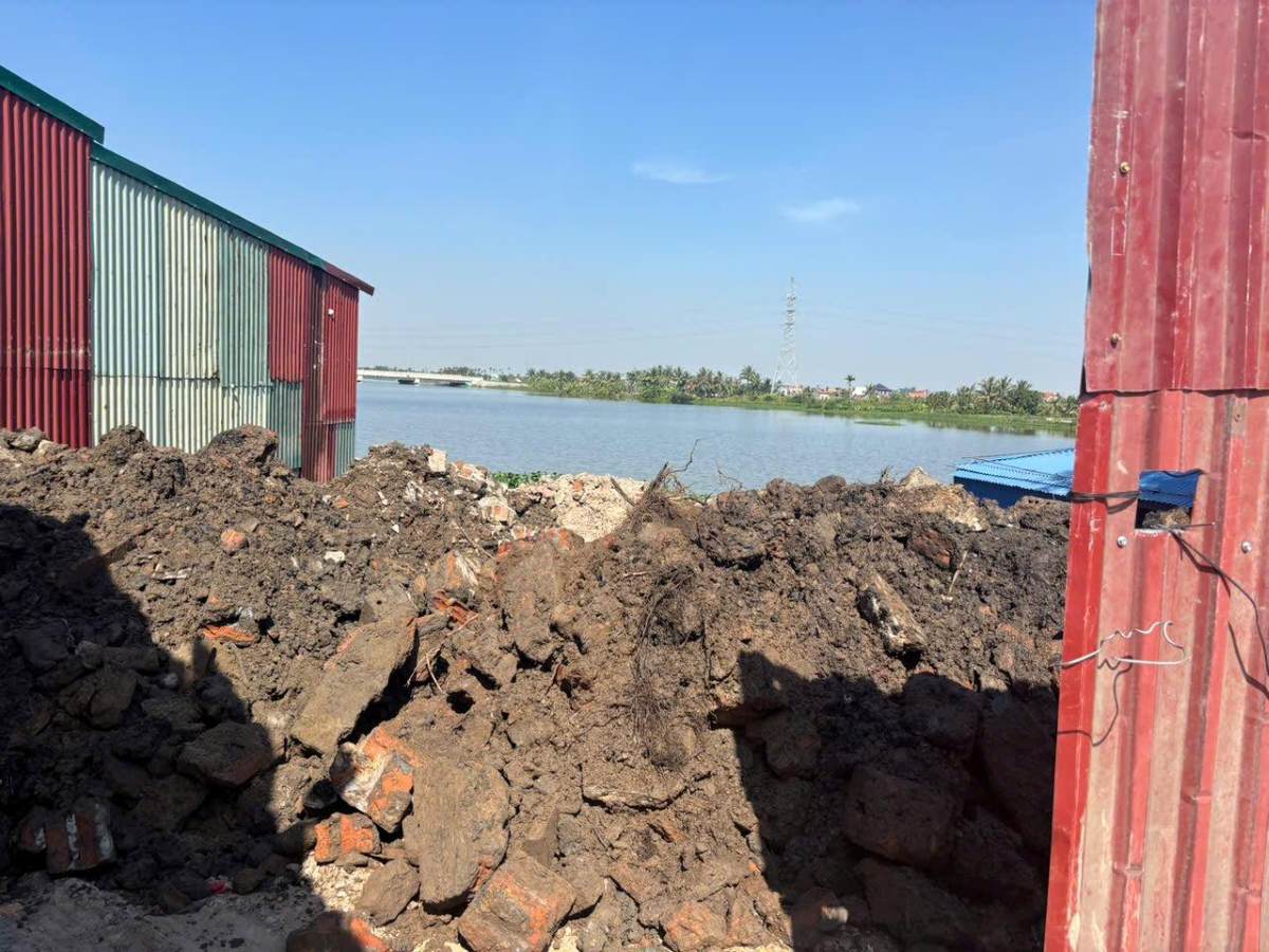 El area de la presa del rio Sang esta rodeada de terraplen ilegalmente. Foto: Comuna de Kién Hai Hai Phong