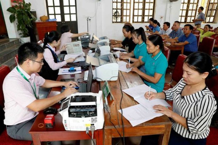 Quynh Luu Social Policy Bank Transaction Office Transacts with people at the transaction point. Photo: NHCSXH